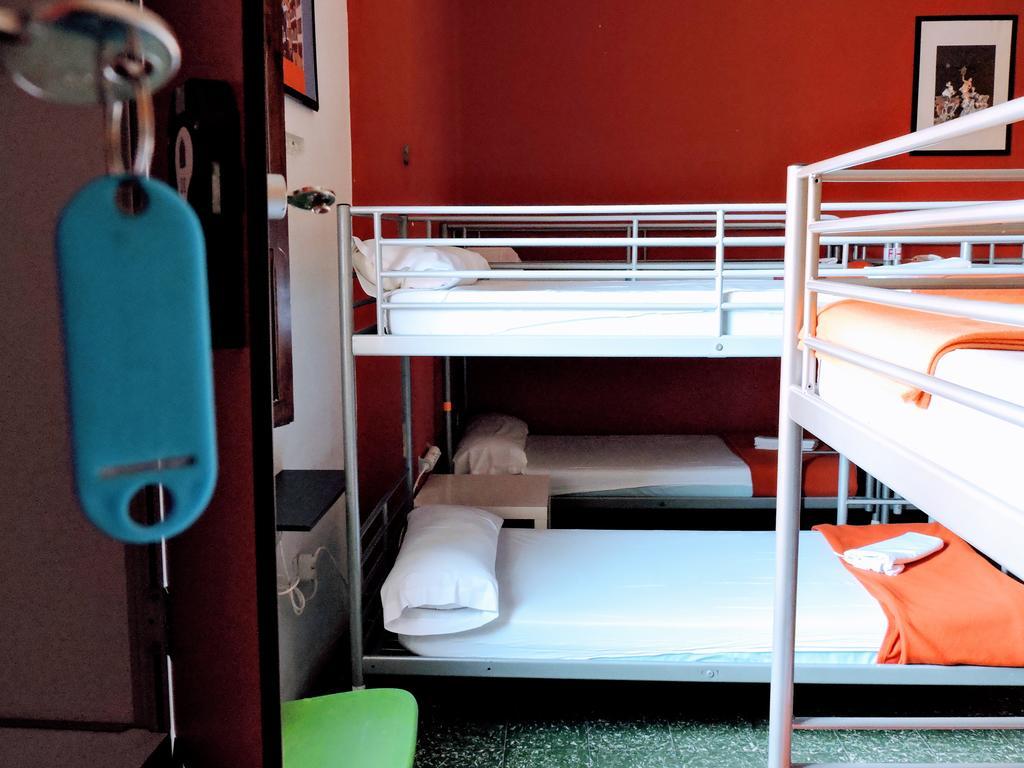 Feetup Home Backpackers Valencia Exterior photo
